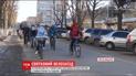 В Хмельницком Санта-Клаусы на велосипедах поздравляли горожан с праздниками