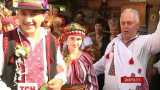 На повозках и лошадях: фестиваль "Закарпатская свальба" собрал 5 тысяч туристов на одной свадьбе
