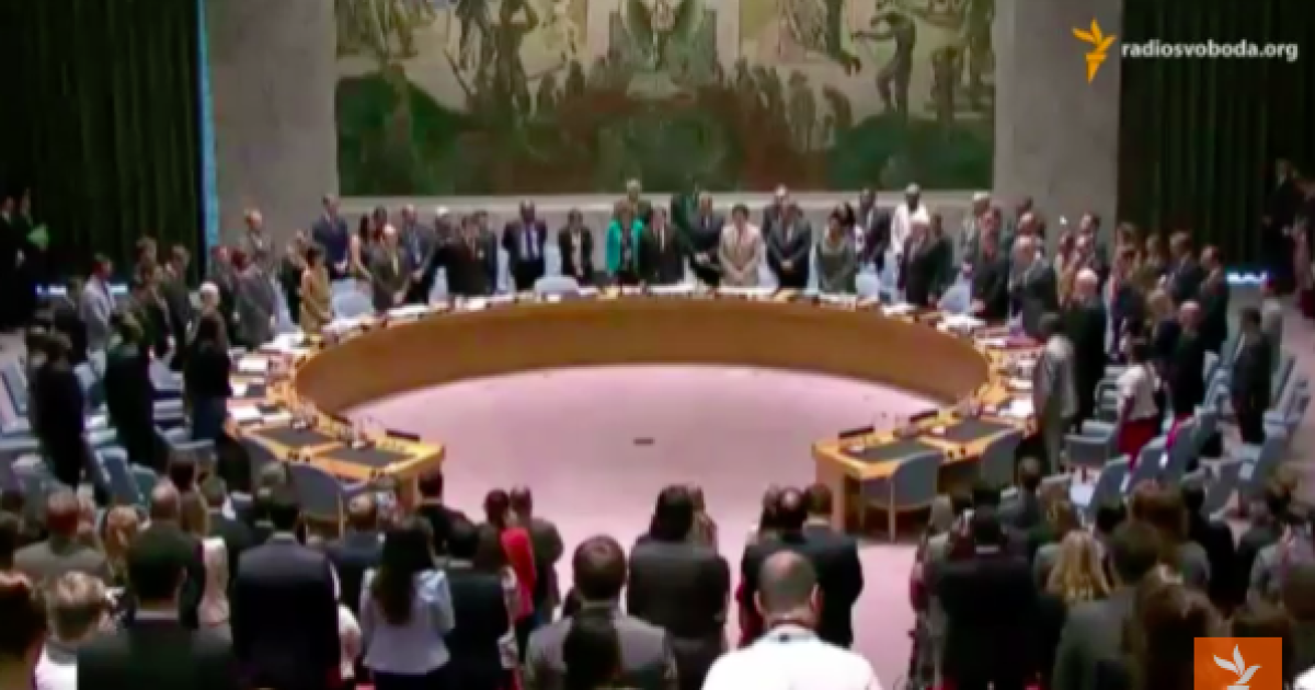 Присутствующие встали и почтительно склонили головы