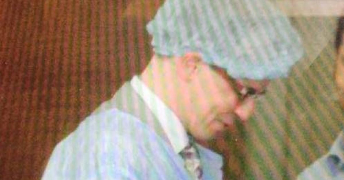 Консула перед посещением палаты одели в больничную одежду