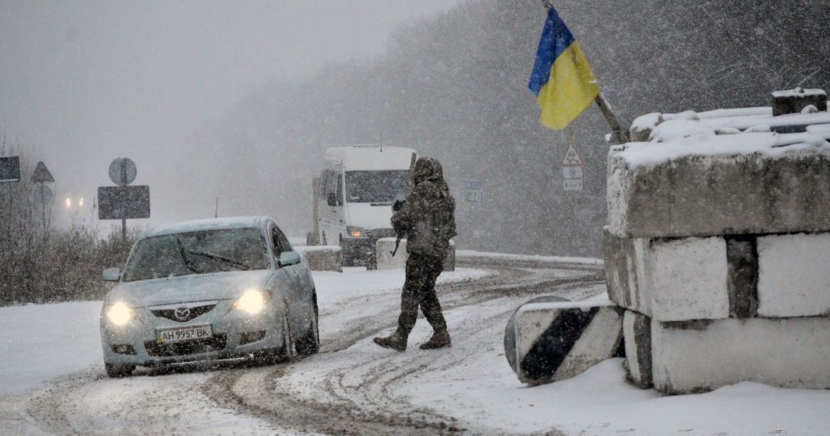 Под Майорском волонтеры-медики попали под минометный обстрел боевиков: есть пострадавшие