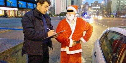 У Києві патрульні поліцейські оштрафували Діда Мороза