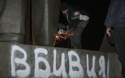Поліція почала слідство за фактом повалення пам'ятника Петровському