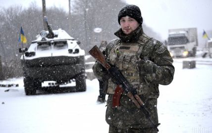 Яценюк дал поручения увеличить зарплаты военным в зоне АТО