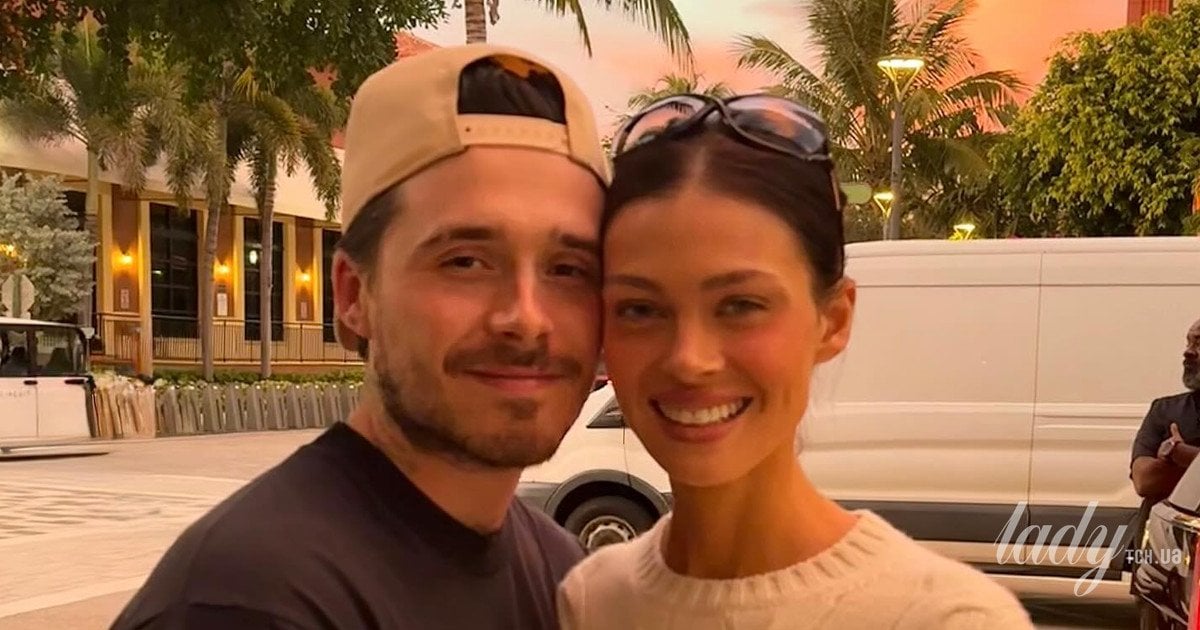 Нікола Пельтц блиснула фігурою в бікіні та одному халатику