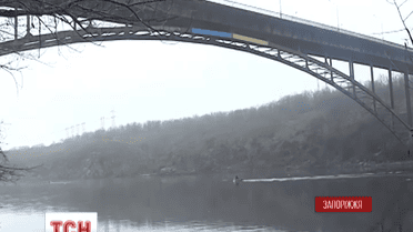 У Запоріжжі дайвери врятували дівчину, яка стрибнула з 40-метрового мосту у Дніпро