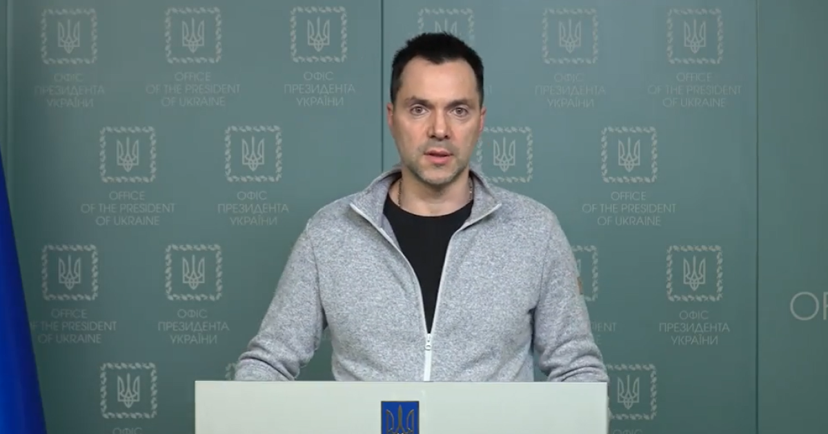 Одиночні снаряди, які прилітають по Києву, не становлять небезпеки - Арестович