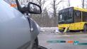 Девушка не удержала авто на скользкой дороге и столкнулась с автобусом