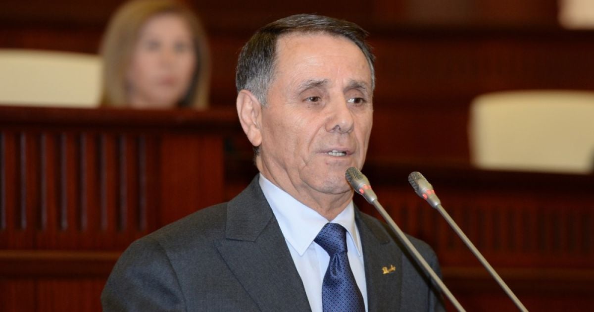 Прем’єр Азербайджану дорогою на роботу врятував чоловіка від самогубства