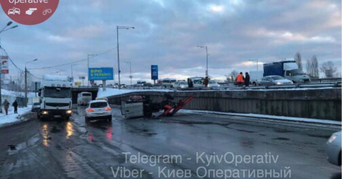 В Киеве на Выдубичах перевернулся трактор