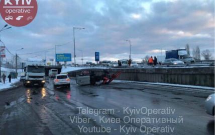 В Киеве на Выдубичах перевернулся трактор