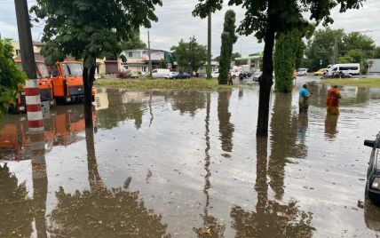 Потоп в Одессе: где не проехать и как работает транспорт в городе