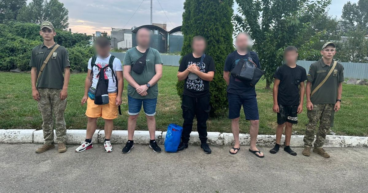 Четверо ухилянтів і їхній юний "провідник"