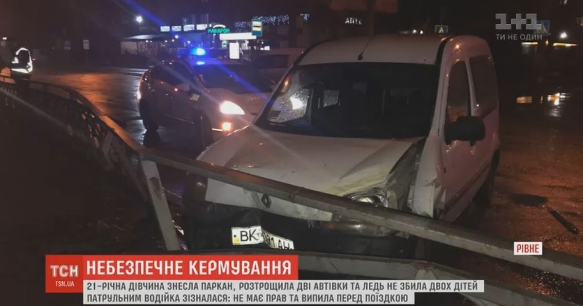 В Ровно пьяный водитель без прав протаранил маршрутку и врезался в забор