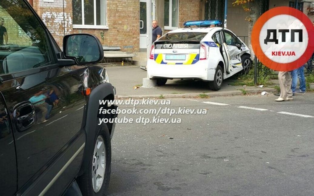 Chevrolet не разминулся с патрульной машиной / © facebook/dtp.kiev.ua