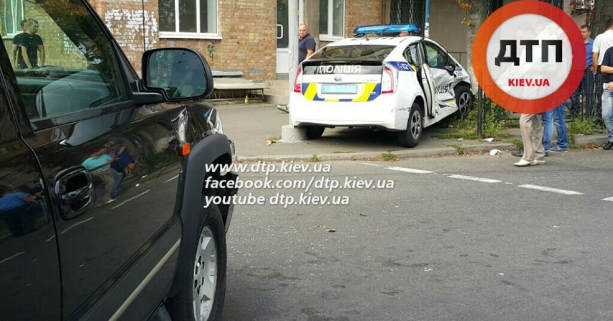 Chevrolet не разминулся с патрульной машиной / © facebook/dtp.kiev.ua