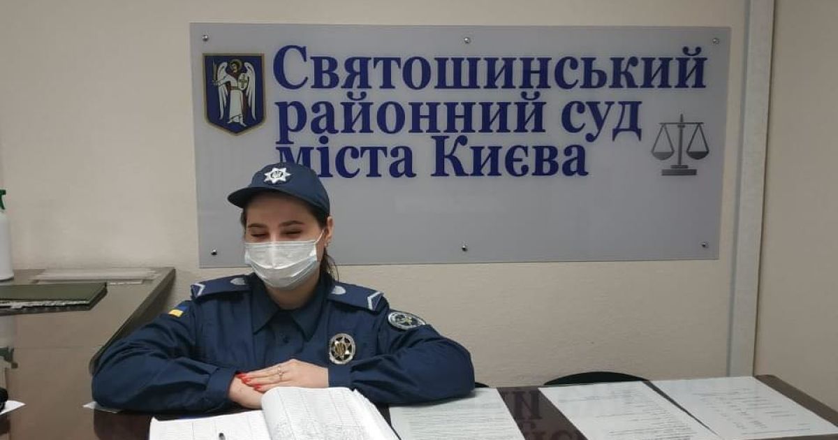 У Києві чоловік прийшов до суду з арсеналом заборонених препаратів