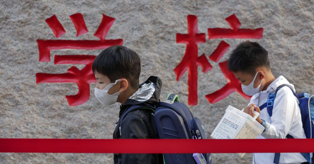 В Китае микро-чипы вшили в одежду школьников: зачем