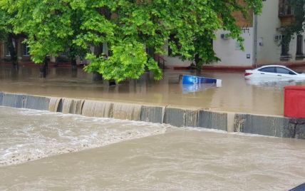 Крым снова затопило: двух женщин смыло потоком воды — одна погибла