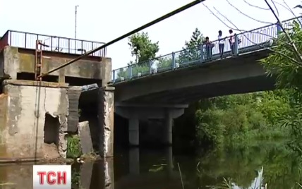 Військові відхрестилися від 122-міліметрового снаряда, який упав на село під Житомиром