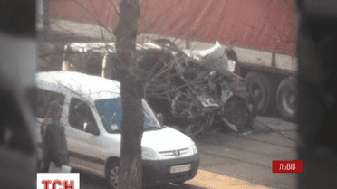 Во Львове микроавтобус не разминулся с грузовиком и легковушкой