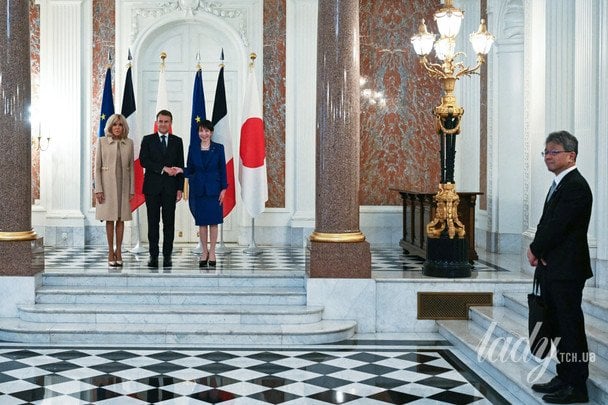 Бріжит та Еммануель Макрони і Санае Такаїті  / © Associated Press