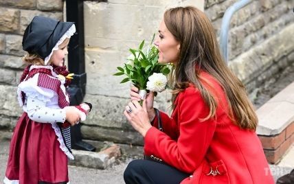 Это так мило: принцесса Кейт растрогала поклонников объятиями с маленькой девочкой