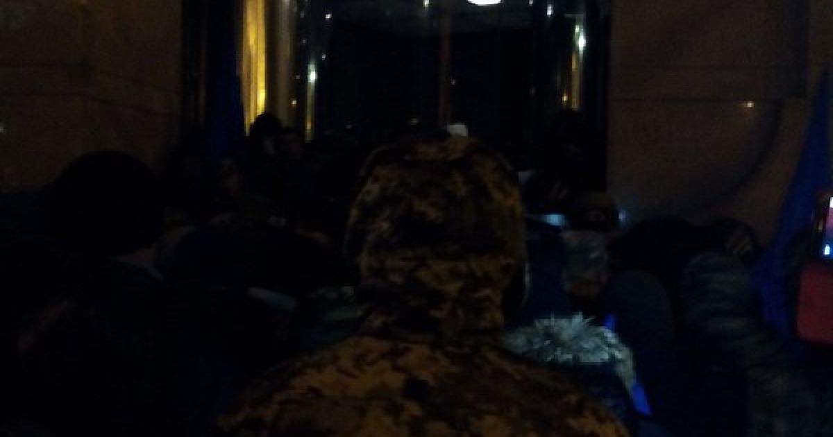 Возле офиса Ахметова второе воскресенье подряд происходят беспорядки. / © twitter.com/VilniyU