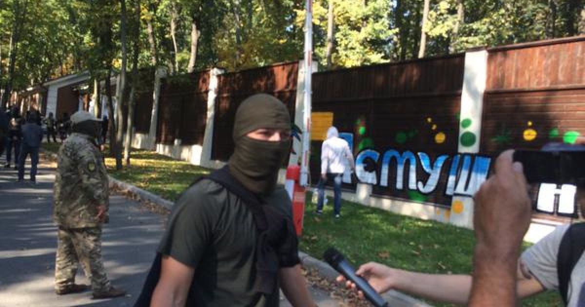 Неизвестные напали на дом Добкина: закрашенное окно, пиротехника и &laquo;новый адрес&raquo; / © twitter.com/itsector