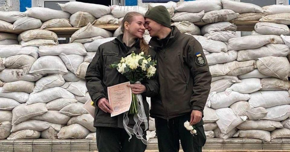 Без білої сукні, але з ніжним букетом нареченої: на Рівненщині одружились двоє нацгвардійців