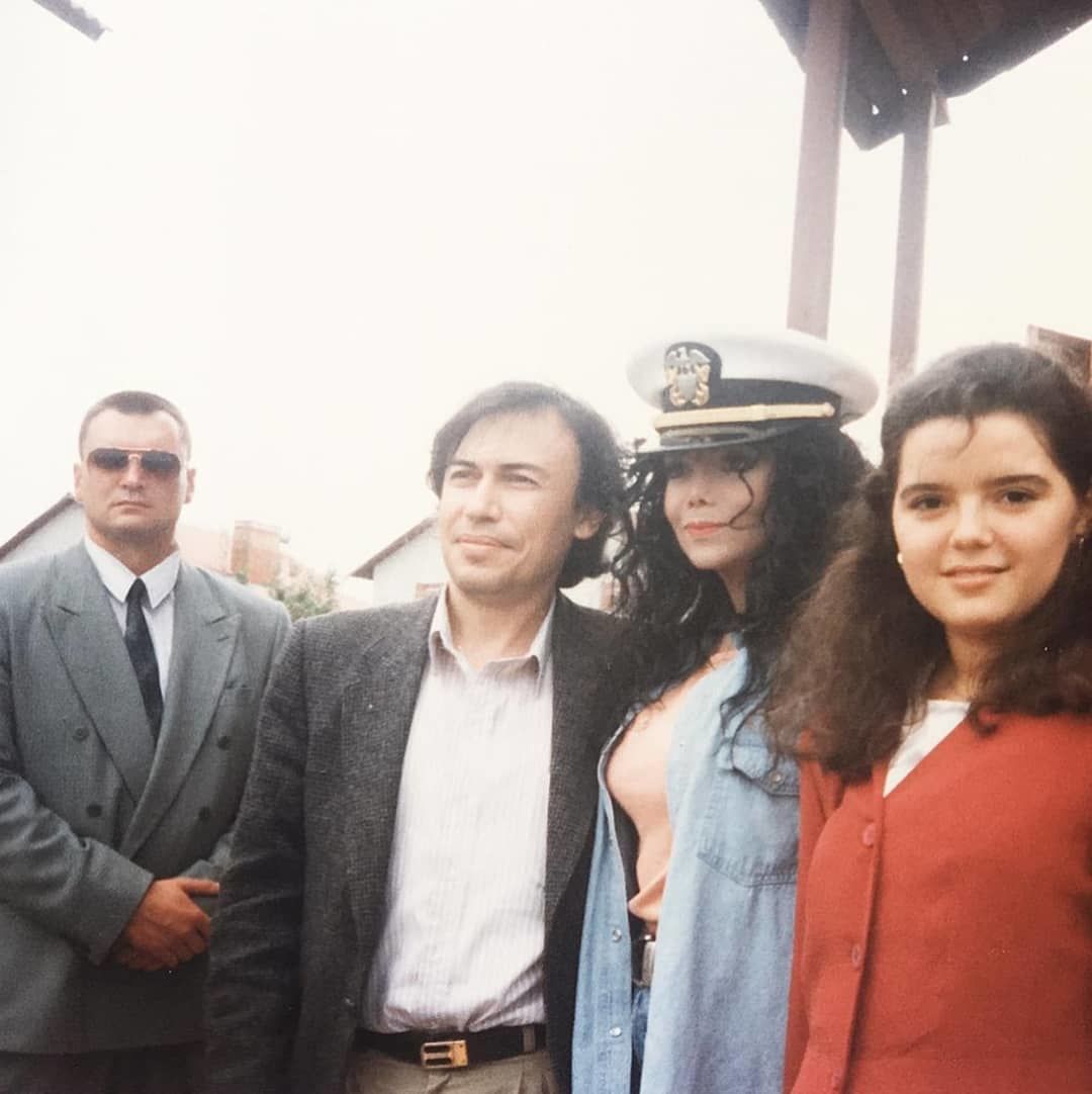 Жалаңаш және ұзын аяқты қыздар