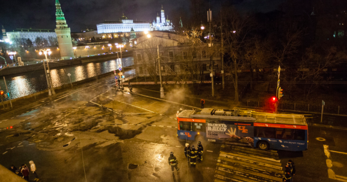Возле Кремля из-за прорыва гарячей воды обвалился грунт