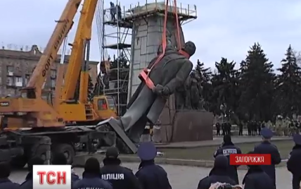 Демонтажники пояснили, чому так довго пиляли Леніна в Запоріжжі
