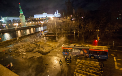 Возле Кремля из-за прорыва гарячей воды обвалился грунт