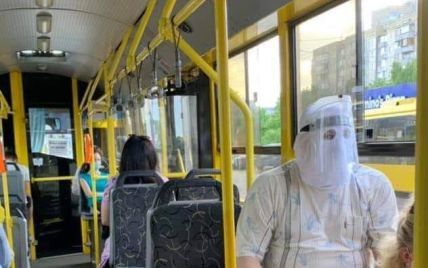 "Наверное, уже болел": в киевском троллейбусе заметили мужчину в суперзащите (фото)