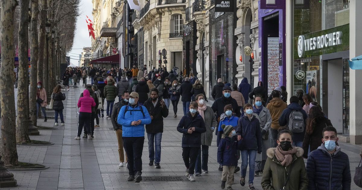 Новий рекорд: у Франції вперше зафіксували майже пів мільйона COVID-хворих