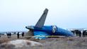 Часть самолета Embraer 190 "Азербайджанских авиалиний" возле аэропорта Актау