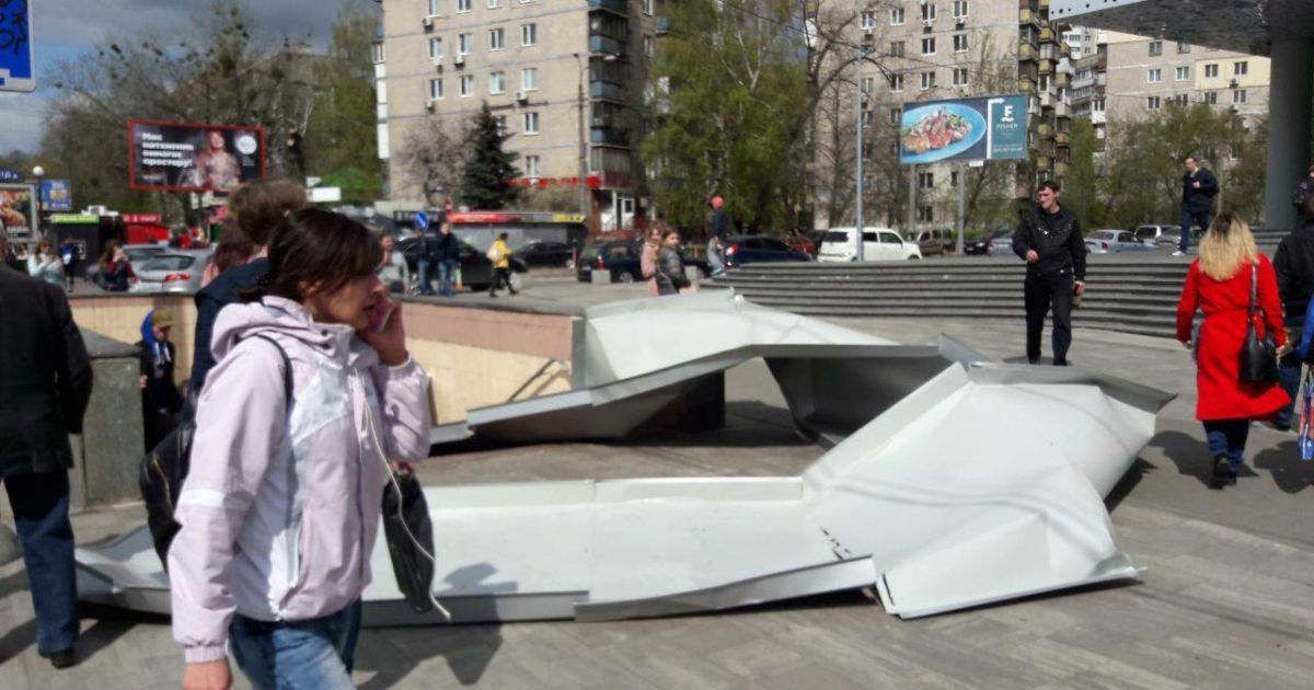 із ТРЦ Смарт Плаза зірвало залізні листи_3 / © Я люблю Київ / Facebook