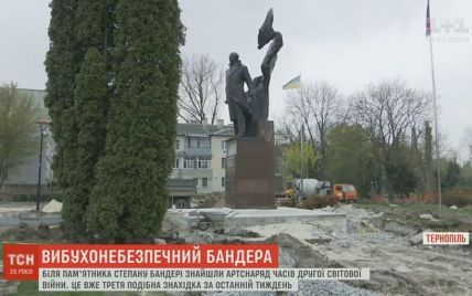 Поруч пам'ятника Степану Бандері знову відкопали снаряд