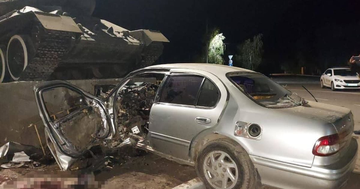 В Одеській області водій легковика на повній швидкості влетів у постамент танку: є загиблі