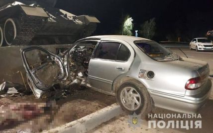 В Одеській області водій легковика на повній швидкості влетів у постамент танку: є загиблі
