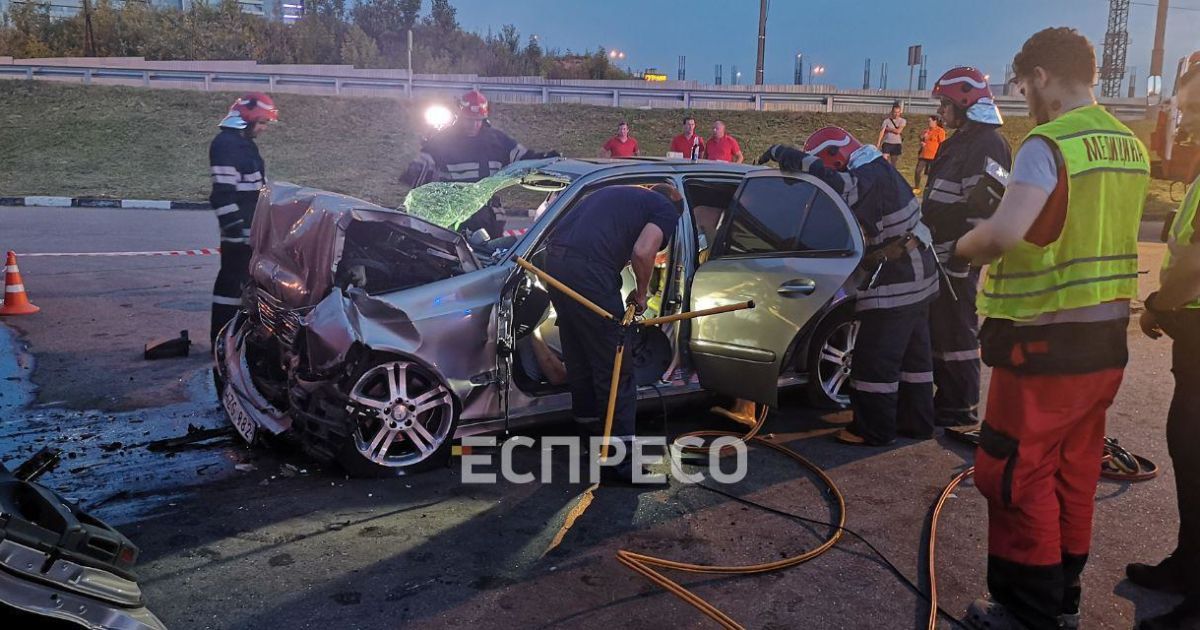 На Столичному шосе Mercedes на великій швидкості вкарбувався у будівлю: водій загинув
