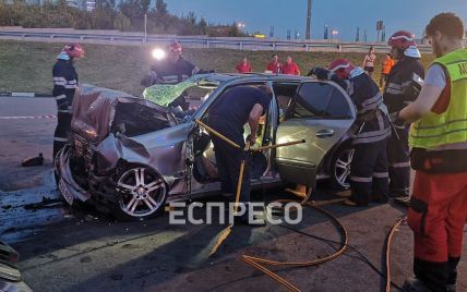 На Столичном шоссе Mercedes на большой скорости врезался в здание: водитель погиб