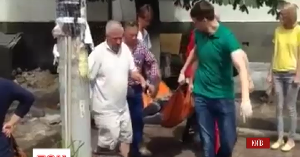 На Контрактовій площі на людей обвалилася частина будинку