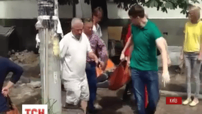 У столиці внаслідок обвалу будинку 2 людей засипало цеглою