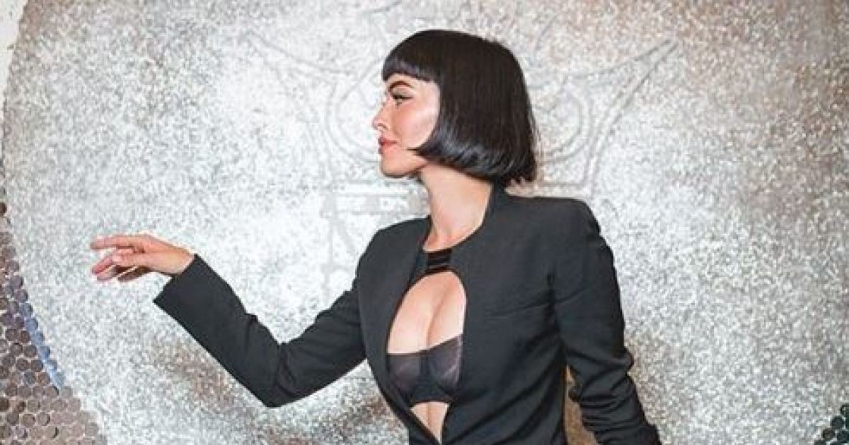 "Лара Крофт" Астаф'єва у латексному обтислому комбінезоні вразила глибоким декольте