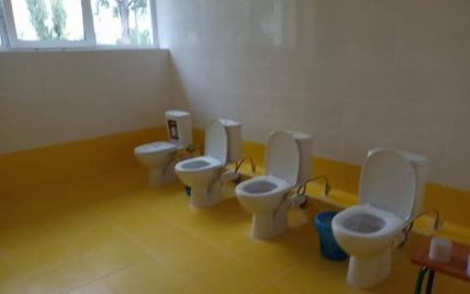 Мережу обурило фото шкільної вбиральні у Києві без кабінок - чиновниця каже, що "зради" немає