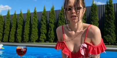 Выглядит сексуально: мокрая Надя Дорофеева в бикини продемонстрировала стройную фигуру