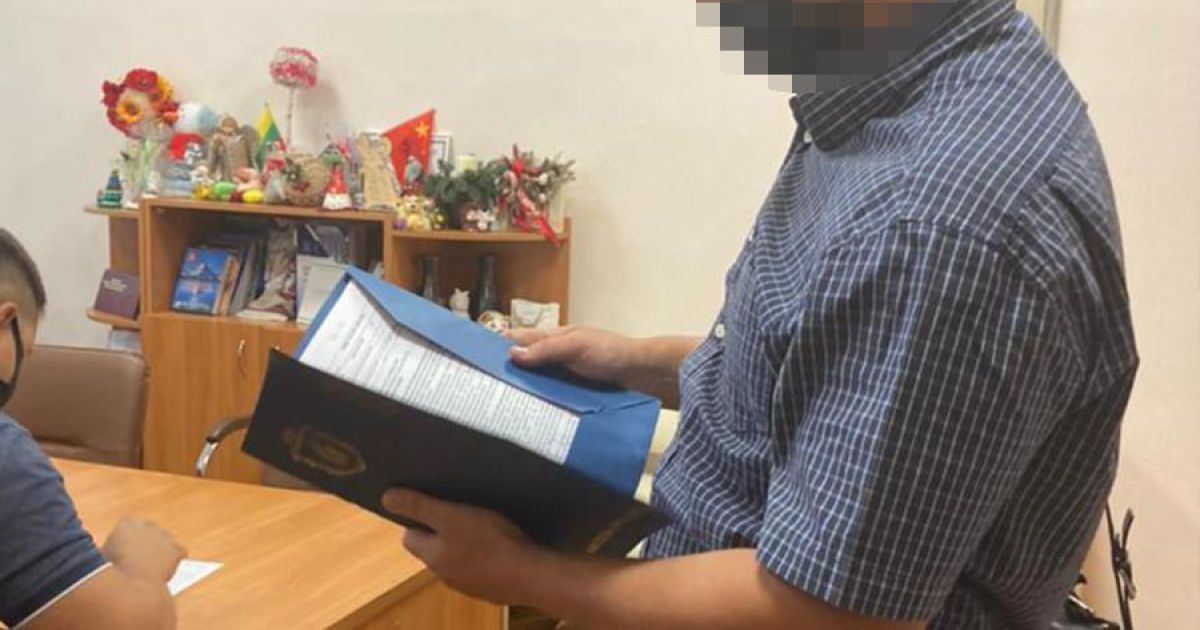 Розтрата пів мільйона гривень на закупівлі шкільних меблів у Києві