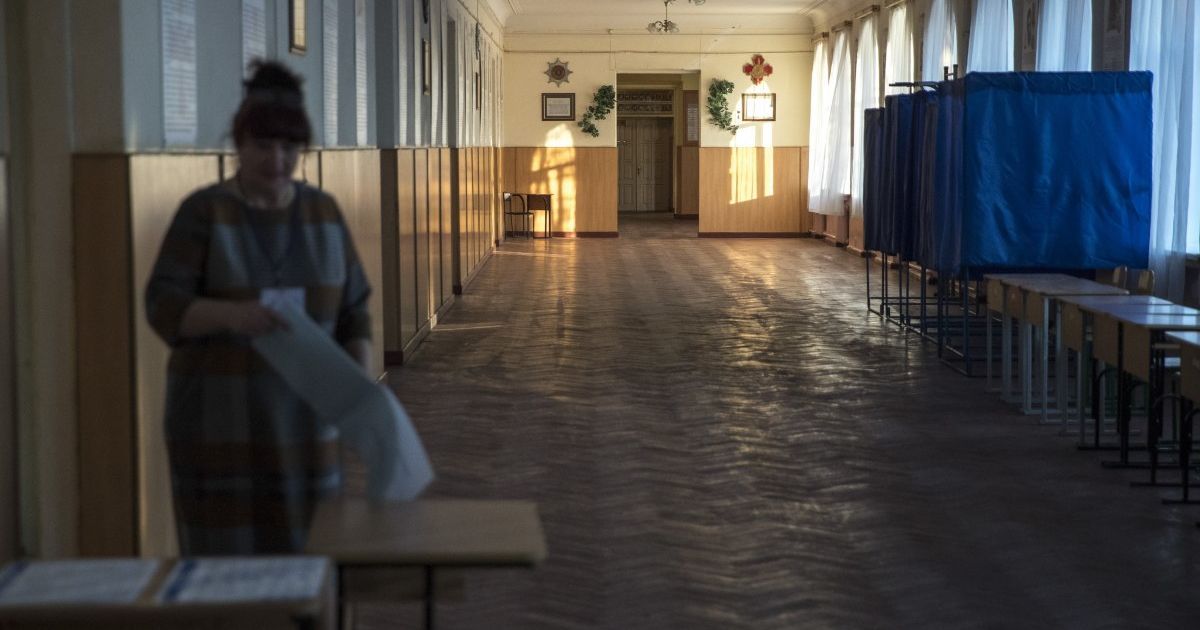 З картонними скриньками та залученням приватної компанії: як відбуватиметься опитування Зеленського